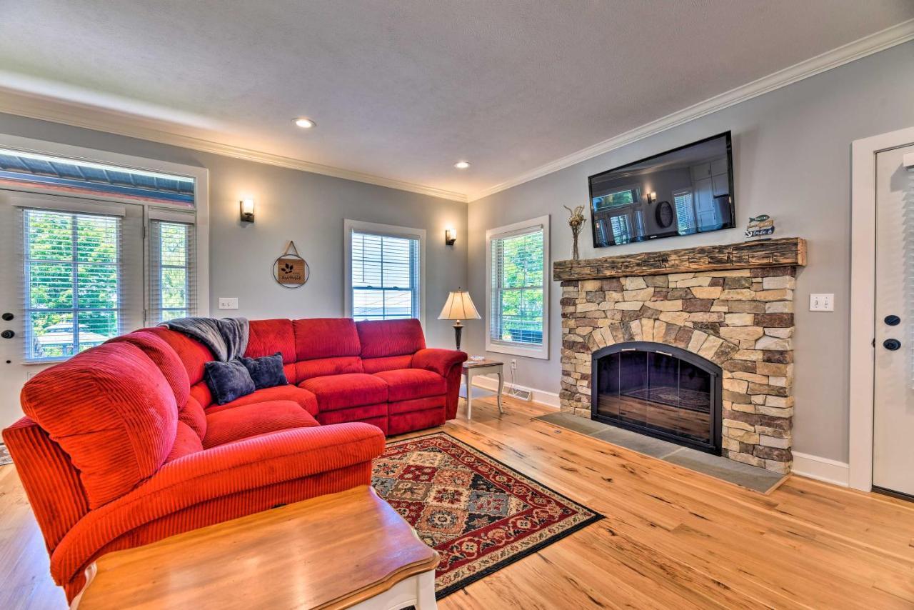 Charming Erie Getaway Walk To Beach! Holiday home