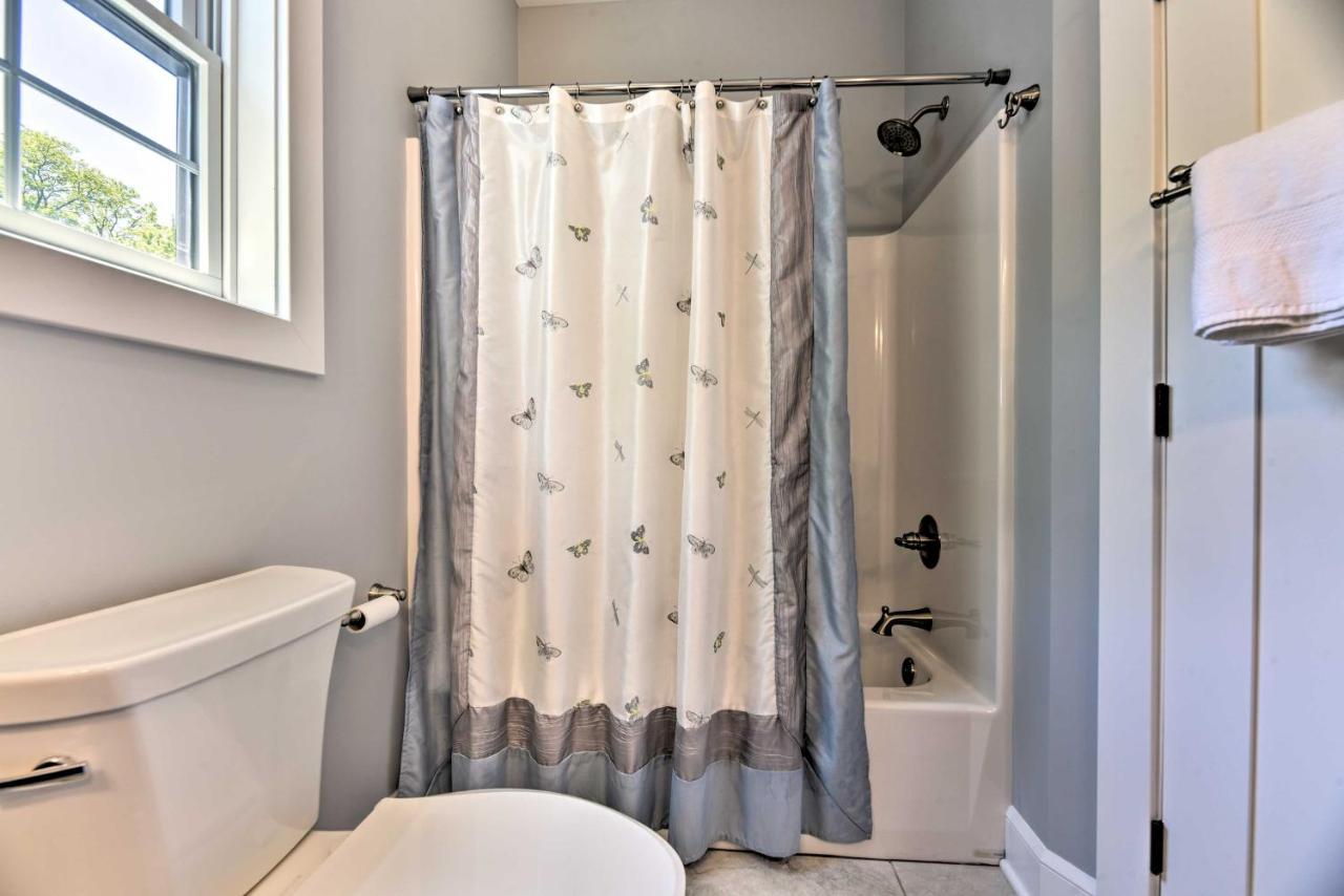Charming Erie Getaway Walk To Beach! Holiday home