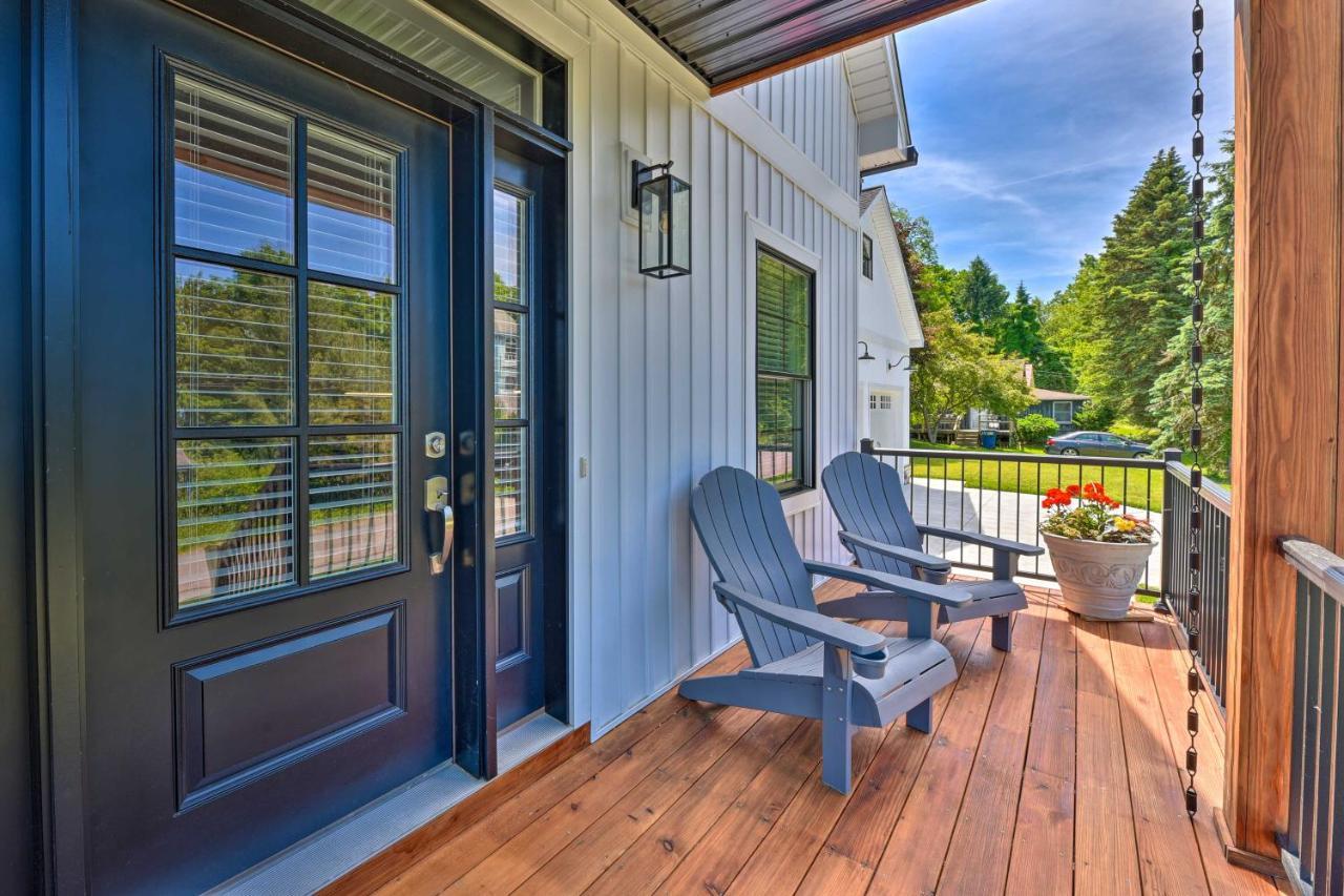 Charming Erie Getaway Walk To Beach! Holiday home