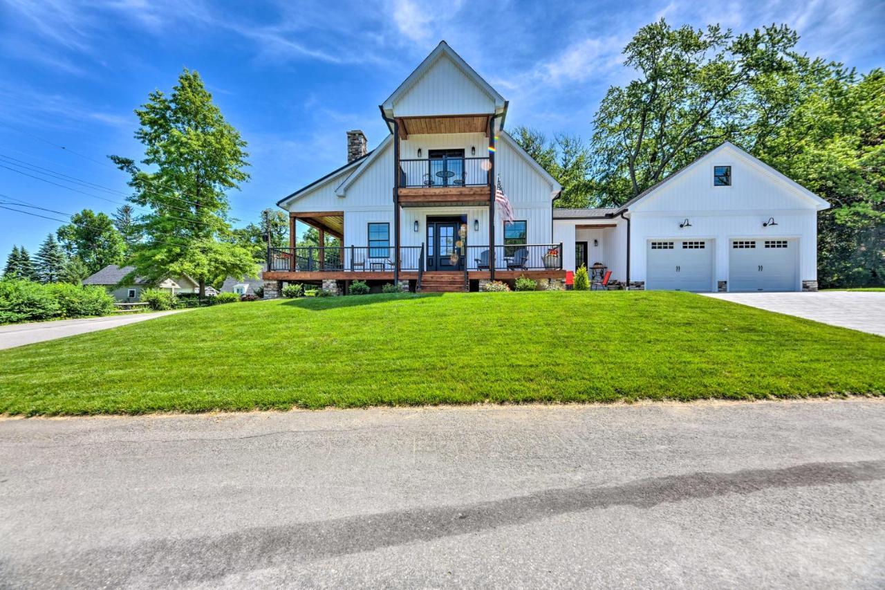 Charming Erie Getaway Walk To Beach! Holiday home